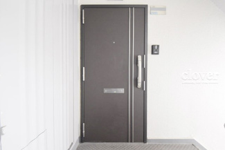 【その他共用部分】 | ダブルロック式の玄関ドアが皆様をお出迎え。お部屋のセキュリティの観点からも、うれしい設備ですね。玄関の色もシックで良い感じです。～即日のご見学可能～　お問合せはお気軽にどうぞ。