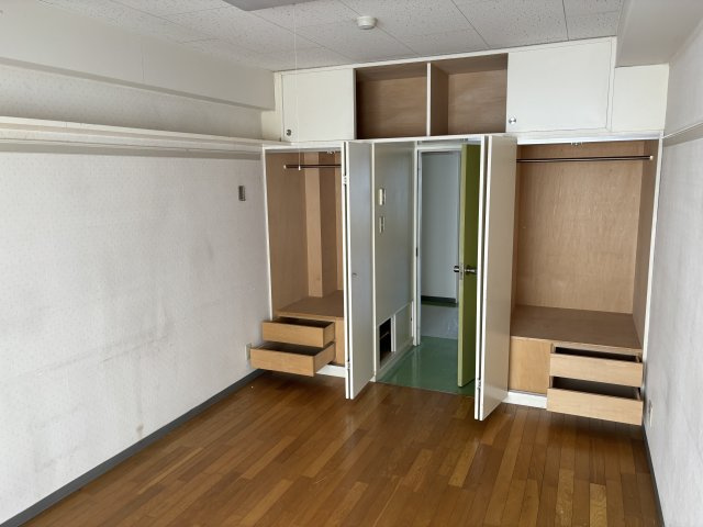 本町一棟ビルの洋室|2階洋室・収納有