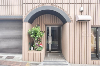 【エントランス】 | お客様を、そして住人を出迎えてくれるマンションのエントランス。ゴミが落ちていないことからも、管理状態の良さや住民の節度の高さが見て取れます。～即日のご見学可能～　お問合せはお気軽にどうぞ。