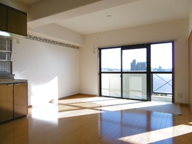 エテルナ・エーカーズ【10,000円キャッシュバック対象物件】の居間・リビング|ゆったりとしたリビングです