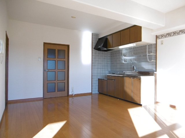 エテルナ・エーカーズ【10,000円キャッシュバック対象物件】の居間・リビング|こちらのリビングで趣味の時間をお楽しみください