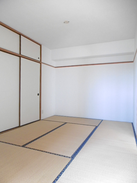 エテルナ・エーカーズ【10,000円キャッシュバック対象物件】の和室|明るい和室です