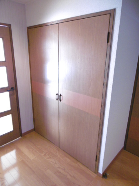 エテルナ・エーカーズ【10,000円キャッシュバック対象物件】のセキュリティ|玄関収納です