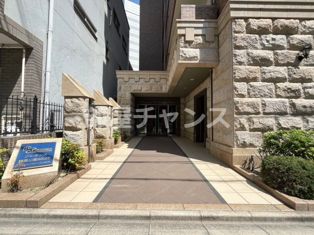 プレサンス鶴舞公園WESTのエントランス