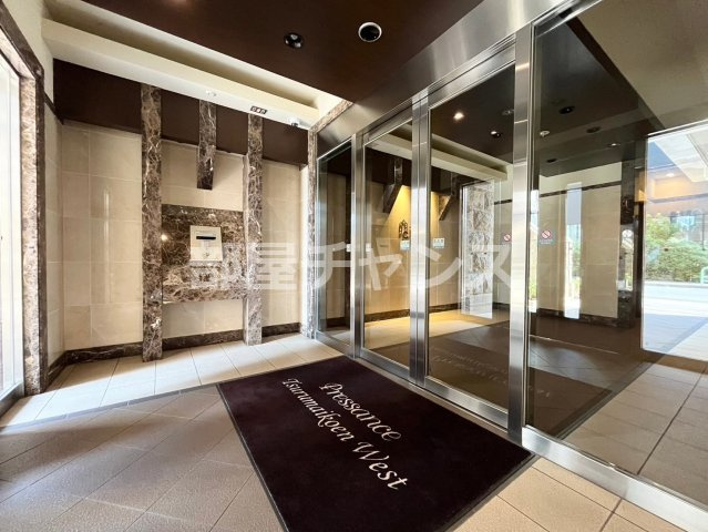 プレサンス鶴舞公園WESTのエントランス