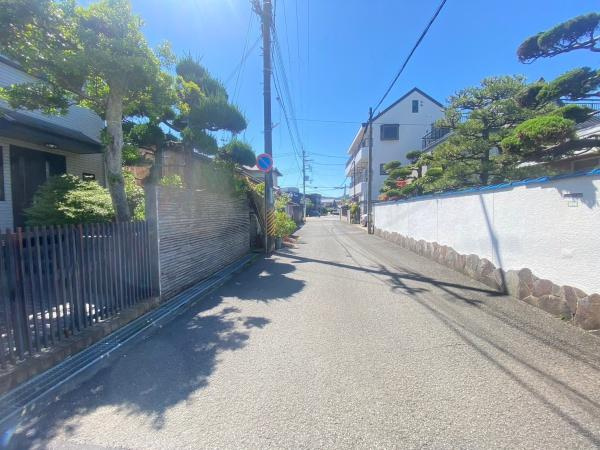 和歌山市和歌浦南３丁目　中古戸建の前面道路含む現地写真