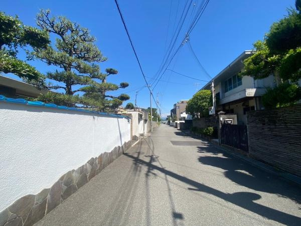 和歌山市和歌浦南３丁目　中古戸建の前面道路含む現地写真