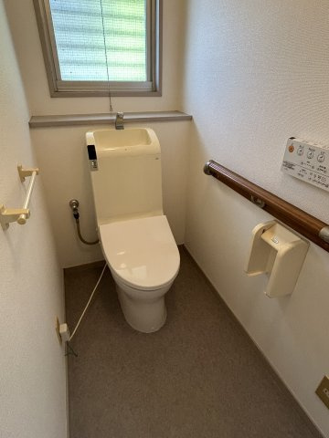 自由ヶ丘住宅のトイレ|１階トイレは温水洗浄便座です。