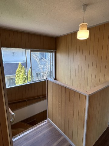 自由ヶ丘住宅の内装|２階からの階段箇所です。