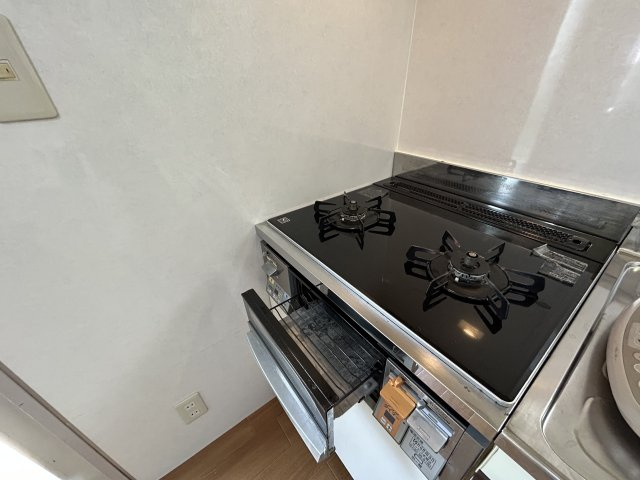 自由ヶ丘住宅の設備|２口コンロ・グリル付き