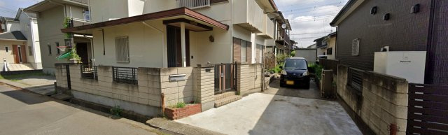 自由ヶ丘住宅の駐車場|縦列駐車２台分可能です。