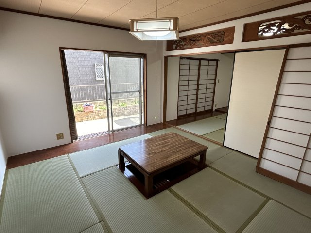 自由ヶ丘住宅の居間・リビング|掘りごたつのある和室です。