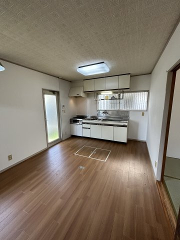 自由ヶ丘住宅のキッチン|窓があるので開放的です。