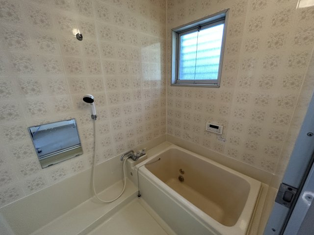 自由ヶ丘住宅の浴室|小窓もあり明るいです。