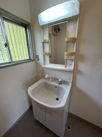 自由ヶ丘住宅の独立洗面台|身支度もはかどります。