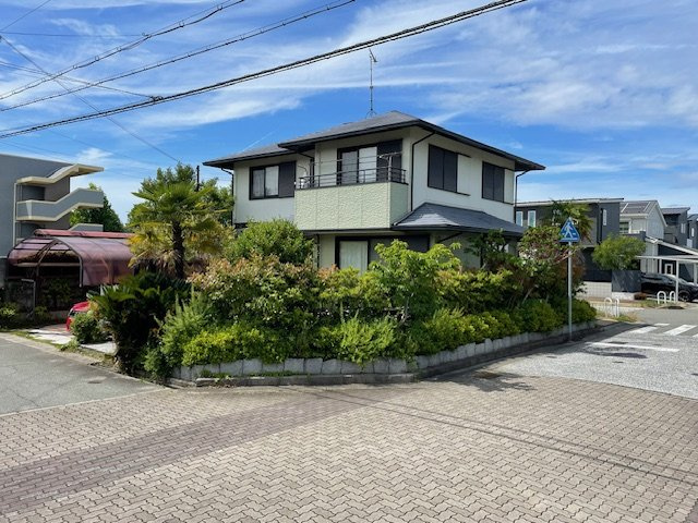 神戸市西区宮下３丁目　戸建の外観|三方向ともに接道が6ｍ以上ございますので、陽当り・通風良好です。