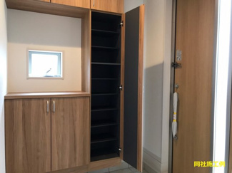 【玄関】 | GRAFARE 高崎市箕郷町２期　２号棟 | 【施工例】色や仕様は異なる場合がございます。