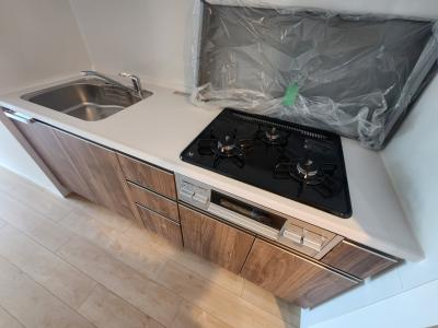 二条城東レジデンスのキッチン|3口ガスキッチン・グリル付