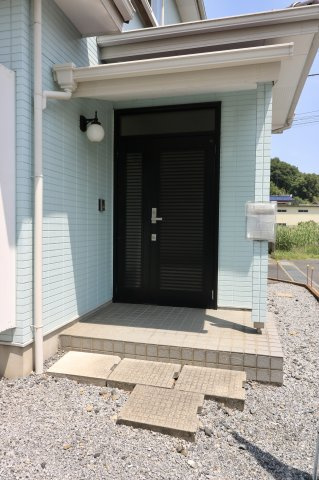 足利市五十部町の中古一戸建の玄関