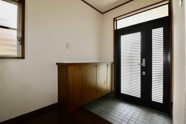 足利市五十部町の中古一戸建の玄関