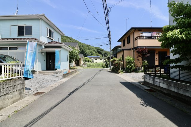足利市五十部町の中古一戸建の前面道路含む現地写真