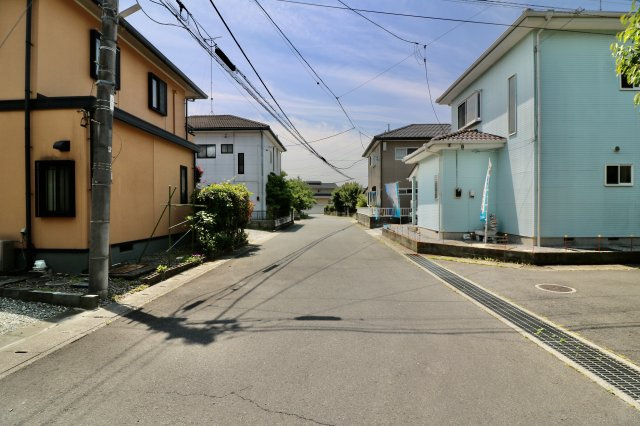 足利市五十部町の中古一戸建の前面道路含む現地写真