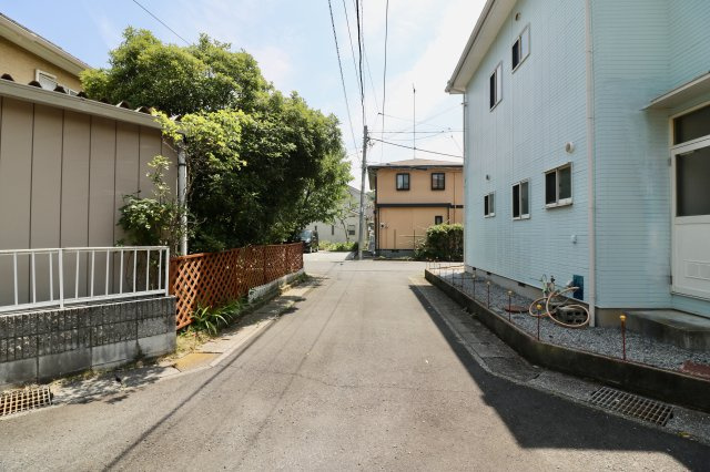 足利市五十部町の中古一戸建の前面道路含む現地写真