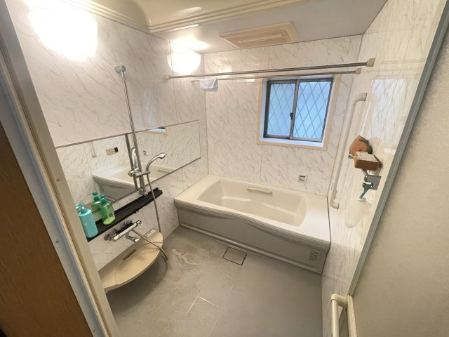泉佐野市日根野　中古戸建の浴室|洗い場が広く、浴槽も足を延ばして、ゆったり快適に入れます♪　一日の疲れをゆっくり癒せますね♪