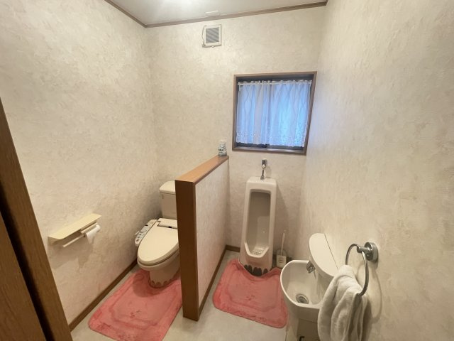 泉佐野市日根野　中古戸建のトイレ|男の人にはとっても快適で便利な小便器もあり、広々快適なトイレスペース♪