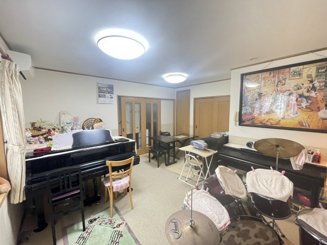 泉佐野市日根野　中古戸建の洋室|約11.5帖の洋室♪　約12帖のリビングと約12帖のダイニングキッチンへと繋がる大空間！