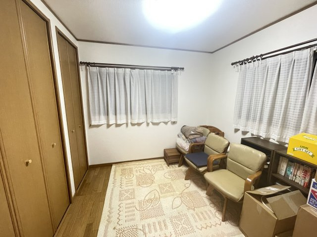 泉佐野市日根野　中古戸建の洋室|2階洋室　大きな窓からはたっぷりの日差しが入る、ゆったり寛げるのお部屋です♪