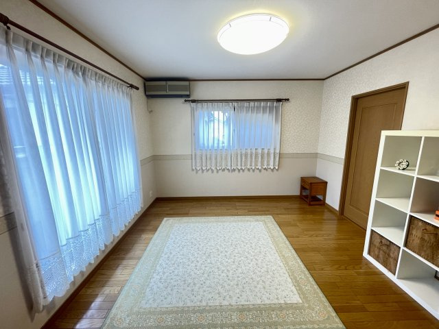 泉佐野市日根野　中古戸建の洋室|2階洋室　大きな窓からはたっぷりの日差しが入る、ゆったり寛げるのお部屋です♪