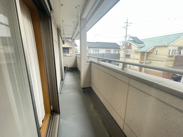 泉佐野市日根野　中古戸建のバルコニー|日当り風通しがとっても良いバルコニー♪　屋根付きで、洗濯物がたっぷり干せしっかり乾きます♪