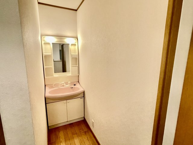 泉佐野市日根野　中古戸建の独立洗面台|2階の洗面化粧台。　家族が多く、朝の忙しい時間帯にうれしい2階の洗面化粧台♪
