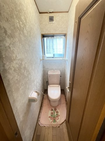 泉佐野市日根野　中古戸建のトイレ|トイレには小窓があるので、明るく清潔感があり、換気も出来ます♪