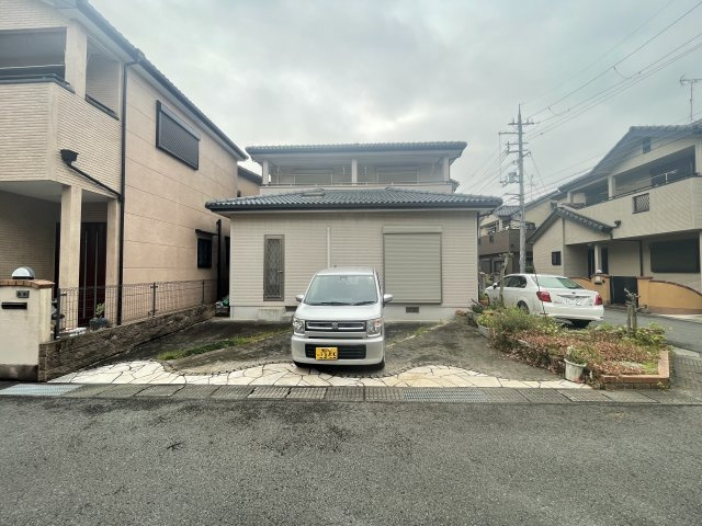 泉佐野市日根野　中古戸建の駐車場|土地面積　約60坪！　車4台駐車可♪　家族の車が増えても、友達やお知り合いが来ても安心ですね♪