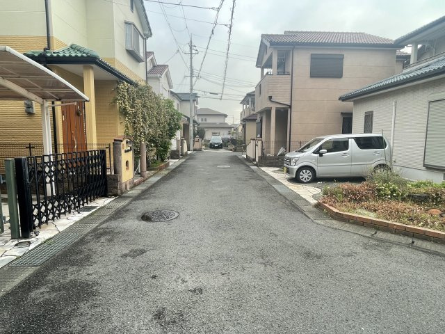 泉佐野市日根野　中古戸建の前面道路含む現地写真|前面道路ゆったり広々4.7m♪　落ち着いた静かな住環境にある一戸建てです♪