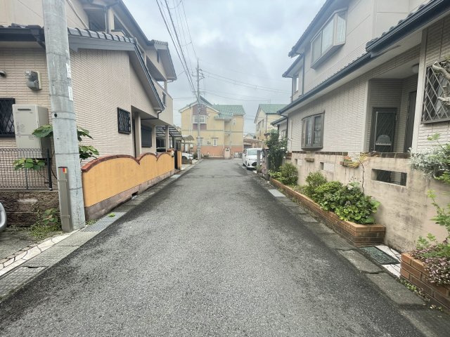 泉佐野市日根野　中古戸建の前面道路含む現地写真|前面道路ゆったり広々4.7m♪　落ち着いた静かな住環境にある一戸建てです♪