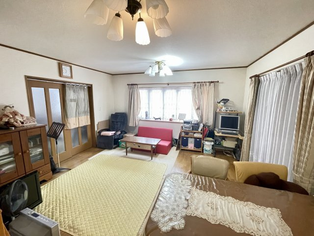 泉佐野市日根野　中古戸建の居間・リビング|約12帖のリビング♪　約11.5帖の洋室と約12帖のダイニングキッチンへと繋がる大空間！
