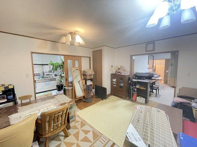 泉佐野市日根野　中古戸建の居間・リビング|リビング～洋室～ダイニングキッチンへと繋がる大空間！　友達やお知り合いを呼んでホームパーティーでも♪
