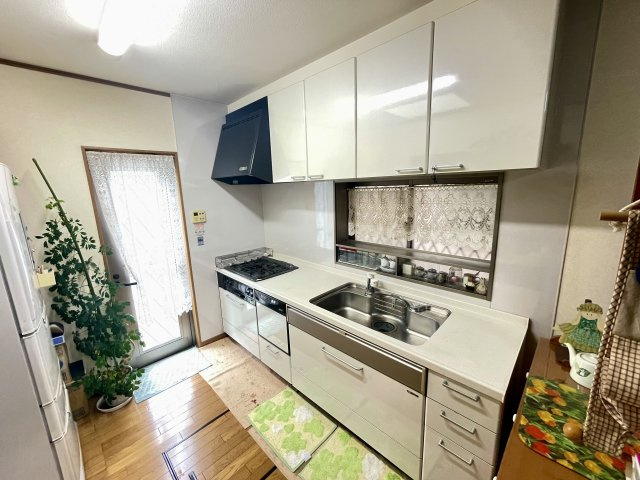 泉佐野市日根野　中古戸建のキッチン|食洗器付き、3口コンロで使いやすいシステムキッチン♪　お料理の時間が楽しくなりますね♪