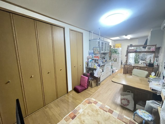 泉佐野市日根野　中古戸建のダイニング|約12帖のダイニングキッチン。　壁に沿って大容量の収納があり、季節家電や物の収納にとっても便利です♪