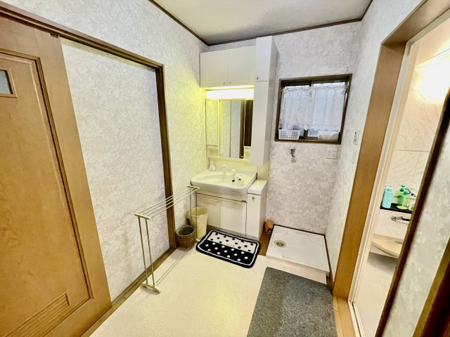 泉佐野市日根野　中古戸建の洗面所|広々快適な洗面室。　タオルや着替えの収納に便利な物入もありスッキリ収納出来ます♪