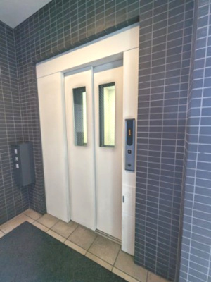 【その他共用部分】 | ハイホーム湘南平塚 | お買い物時やベビーカーの出し入れに便利なエレベーター付です。