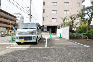 【駐車場】 | マンションの駐車場スペース。空きの有無や駐車料金、サイズ規定などについては、改めてお問い合わせください。～即日のご見学可能～　お問合せはお気軽にどうぞ。