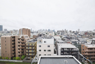 【展望】 | 眼前に広がる空の雄大さと、このお部屋の自慢の一つである「眺望」をご覧ください。毎日、この景色を独り占めできる新生活に夢が広がります。～即日のご見学可能～　お問合せはお気軽にどうぞ。
