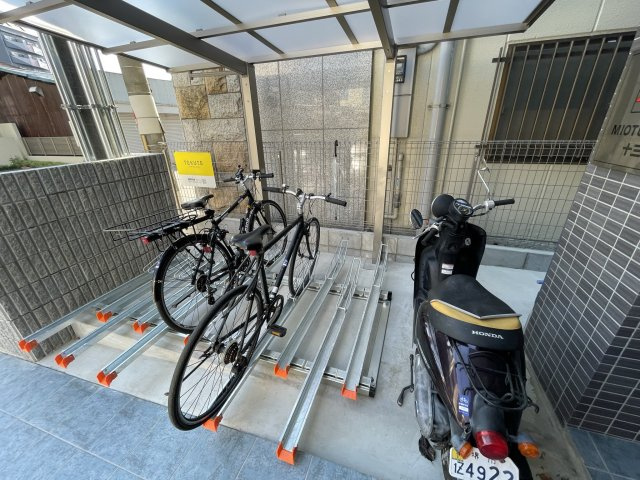 みおつくし十三の駐車場