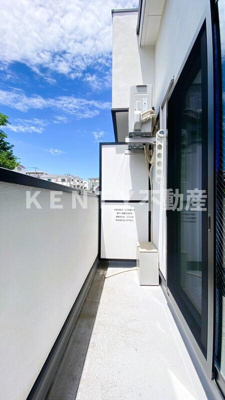 【バルコニー】 | P​i​a​n​o​ ​V​i​l​l​a​ ​東寺尾 | 開放的で明るい空間を演出してくれるバルコニーです