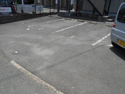 【駐車場】 | コンフォートヴィラ野中 | 車をお持ちの方に嬉しい駐車場付きの物件です