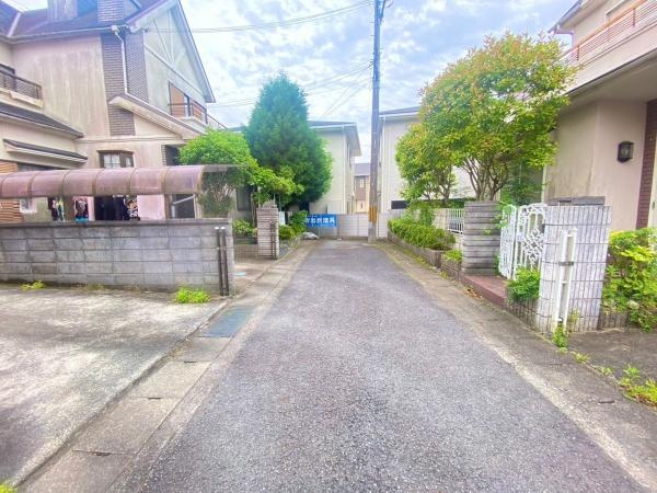 岩出市相谷　中古戸建の前面道路含む現地写真